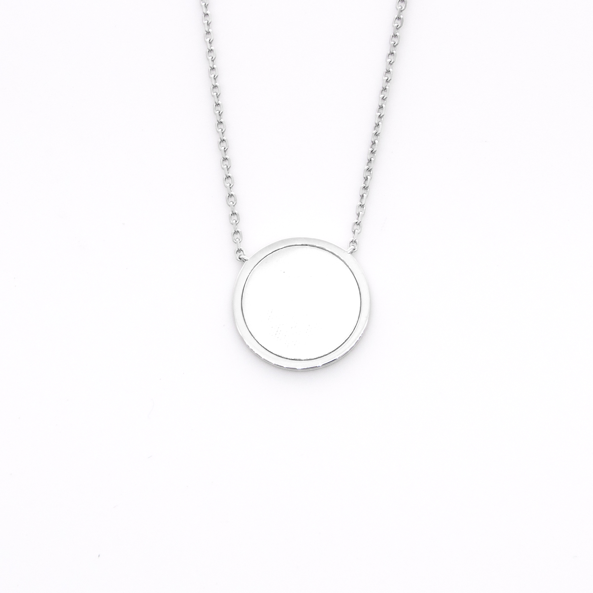 Round Pendant w Chain
